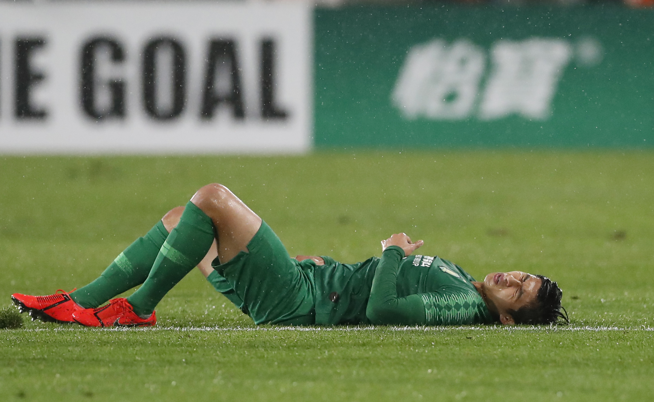 体育赛事-职业球员在比赛中受伤,引发球迷关注的是